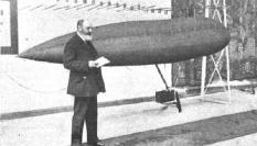 Leonardo Torres Quevedo, inventor del mando a distancia, junto a un modelo del dirigible de su invención publicada en 1913