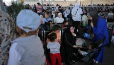 Personas esperando en el paso de Rafah