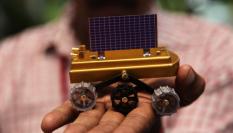 Reproducción a escala de la sonda Chandrayaan-3, que hace un mes alunizaba en el polo sur de la Luna.