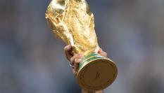 Un jugador de la selección de Argentina sostiene la copa del mundial ganado en Qatar.