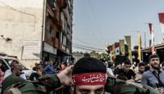 Un seguidor de Hezbolá en la celebración de un funeral en Líbano.