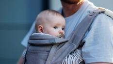 Imagen de archivo de un padre con su bebé.