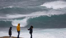 Turistas este miércoles, en Muxía (A Coruña), cuando se ha activado la alerta naranja en Galicia ante la llegada de la borrasca Ciarán.