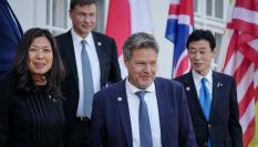 Valdis Dombrovskis; el titular de Economía, Comercio e Industria nipón, Nishimura Yasutoshi; y la canciller japonesa, Yoko Kamikawa.