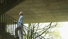 Un hombre sube por una escalera.