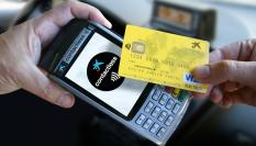 Una persona pagando con tarjeta con el sistema contactless