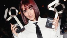 Aitana posa sonriente con sus dos premios: Mejor Álbum por Alpha y Mejor Videoclip por Las Babys.
