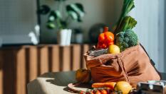 Bolsa de la compra repleta de vegetales