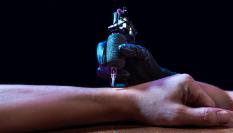 Una persona haciéndose un tatuaje.