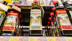 Botellas de aceite de oliva en un supermercado extranjero.