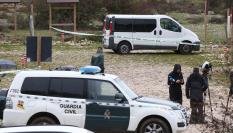 Dispositivo policial en la sierra de Urbasa en Navarar, donde el helicóptero de búsqueda ha localizado este martes en la sierra de Urbasa los cuerpos sin vida de dos varones desaparecidos desde el pasado viernes, ambos, un hombre J.J.A.F. de 54 años y el de su hijo de 7, a quien su madre, separada del progenitor hace unos dos años y medio, echó en falta al acudir ayer a recogerle a la ikastola y conocer que no se había presentado. En imagen el vehículo del progenitor custodiado por Guardia Civil.