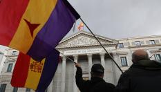 Imagen de archivo de una protesta de asociaciones en favor de la memoria histórica ante el Congreso. Un hombre sujeta una bandera republicana con la enseña de los Voluntarios de las Brigadas Internacionales.