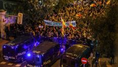 Manifestación masiva y blindaje policial frente a la sede del PSOE en Ferraz