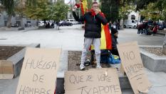 Un hombre de 28 años se ha encadenado a un árbol en la plaza de las Cortes, frente al Congreso, donde ha iniciado una huelga de hambre desde ayer en contra de la amnistía del procés porque asegura que contradice lo dicho por Pedro Sánchez en la campaña electoral.