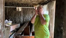 Una mujer destrozada al contemplar su casa en Jersón