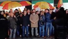 Juan García-Gallardo, en el centro, en las protestas contra la amnistía en Valladolid.