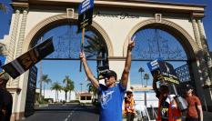 Participantes en uno de los piquetes de actores y actrices de Hollywood a las puertas de los Estudios Paramount.