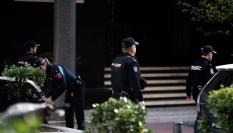 Policías investigan la escena tras el ataque a Vidal-Quadras