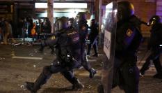 Policías respondiendo a los ataques de ultras en la manifestación de este jueves en Ferraz