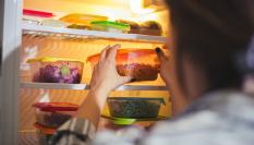 Una nevera llena de tuppers.