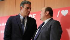 El presidente del Gobierno en funciones, Pedro Sánchez, y el líder del Partido Nacionalista Vasco, Andoni Ortuzar, en una imagen de archivo.