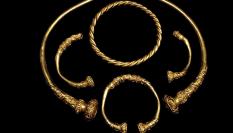 Imagen de archivo de varios torques célticos encontrados en Alemania.