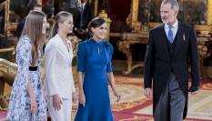 La infanta Sofía, la princesa Leonor y los reyes Felipe y Letizia, en el besamanos tras la jura de la Constitución de la heredera.