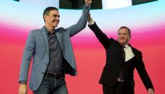 El lider del PSOE y presidente en funciones de España, Pedro Sánchez (i) con el presidente de los Socialistas Europeos Stefan Löfven