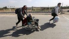 Personas huyendo de Gaza.