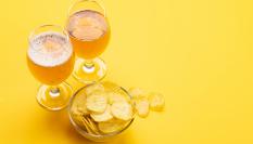 Dos cañas y un plato de patatas.