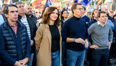 El presidente del PP, Alberto Núñez Feijóo, durante la manifestación contra la amnistía y acompañado del expresidente del Gobierno José María Aznar, la mandataria madrileña, Isabel Díaz Ayuso, y el regidor de la capital, Jose Luis Martínez-Almeida, en la Puerta del Sol.