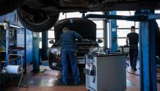 Trabajadores de un taller de reparación de vehículos.