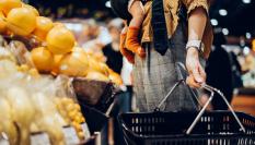 Imagen de archivo de una persona haciendo la compra en un supermercado.