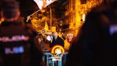 Manifestantes en la undécima noche de protestas contra la amnistía en Ferraz.