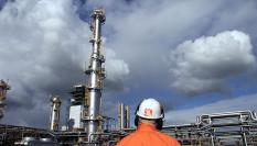 Un trabajador de ExxonMobil en una planta de gas de la compañía.