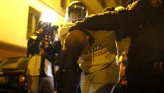 Dos policías detienen a un hombre en las protestas contra la amnistía en Ferraz.