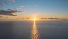 El sol frente al océano.