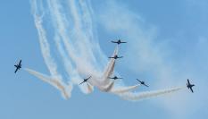 La Patrulla Águila en maniobras acrobáticas en la playa de Murcia.