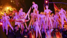 Los manifestantes corearon cánticos machistas en la undécima jornada de protestas en Ferraz como "no es una sede, es un puticlub" o "aquí están las ministras del PSOE", mientras portaban muñecas hinchables.