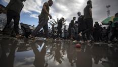 Palestinos desplazados en la Franja de Gaza buscan refugio en el campamento de Khan Younis.