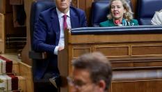 Pedro Sánchez, Nadia Calviño y, difuminado, Alberto Núñez Feijóo