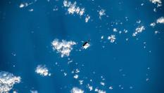 La bolsa de herramientas que se perdió en la Estación Espacial Internacional flotando en el espacio