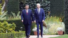 Los presidentes Joe Biden y Xi Jinping pasean por los jardines de la mansión de San Francisco en la que se han reunido.