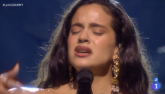 Rosalía, cantando 'Se nos rompió el amor' en la gala de los Latin Grammy 2023.