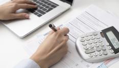 Una persona echando cuentas.