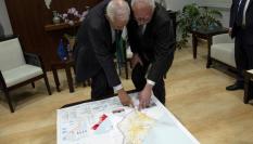 Borrell analiza un mapa de la zona junto al ministro de Exteriores palestino