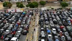 Colas de vehículos en el paso fronterizo del Tarajal, en Ceuta.