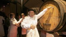 El artista Agustín Ibarrola, escanciando sidra en una imagen de archivo.