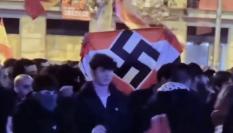 La bandera con simbología nazi que se ha visto en las protestas de Ferraz.