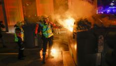 Los manifestantes de Ferraz han quemado algunos contenedores durante las cargas policiales.